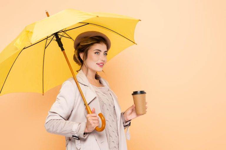 Ce să porți într-o zi ploioasă: sugestii de ținute la modă