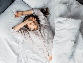 Sfaturi pentru un somn odihnitor și o rutină de dimineață benefică